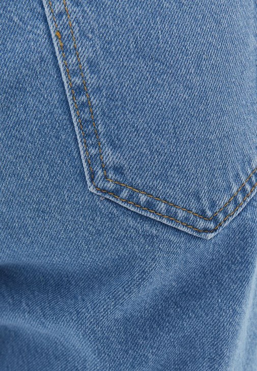 Baskılı Tişört ve Mom-Fit  Pantolon Kombini
