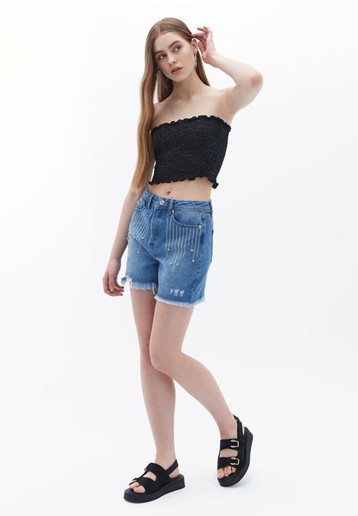 Taş Detaylı Şort ve Crop Top Kombini
