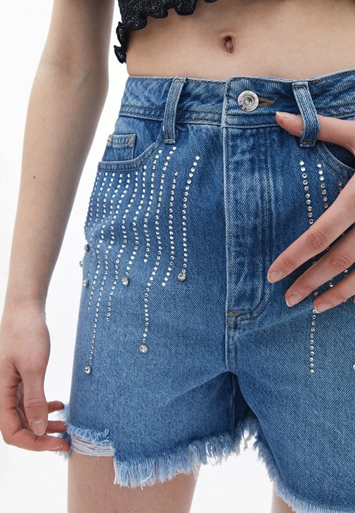 Taş Detaylı Şort ve Crop Top Kombini