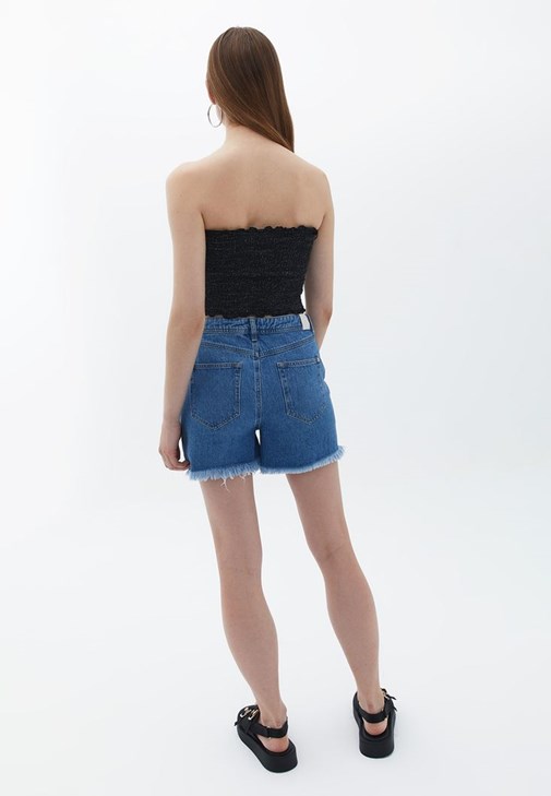 Taş Detaylı Şort ve Crop Top Kombini