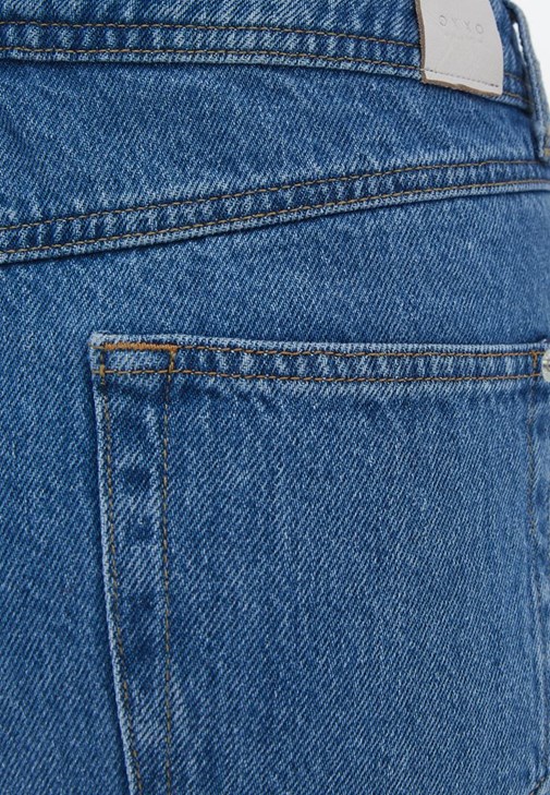 Taş Detaylı Şort ve Crop Top Kombini