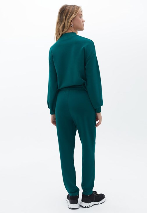 Pantolon ve Cut-out Detaylı Sweatshirt Kombini