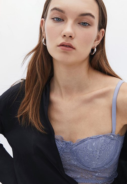 Dantelli Bralet ve Bol Paça Pantolon Kombini