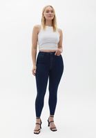 Denim Pantolon ve Crop Kombini