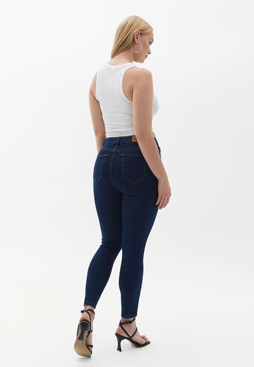 Denim Pantolon ve Crop Kombini
