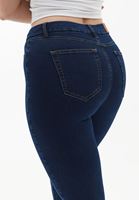 Denim Pantolon ve Crop Kombini