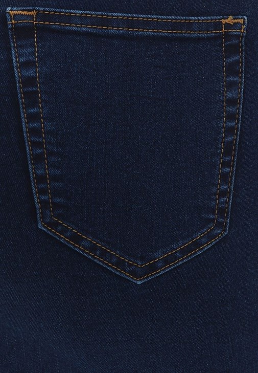 Denim Pantolon ve Crop Kombini
