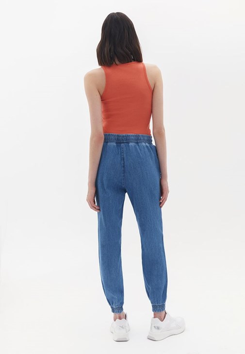 Oversize Tişört ve Denim Jogger Kombini