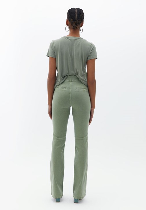 Slim-Fit Gömlek ve Yüksek Bel Pantolon Kombini