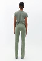 Slim-Fit Gömlek ve Yüksek Bel Pantolon Kombini