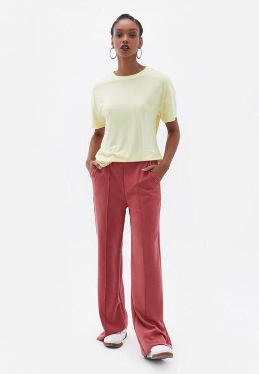 Loose-Fit Tişört ve Wide-Leg Pantolon Kombini