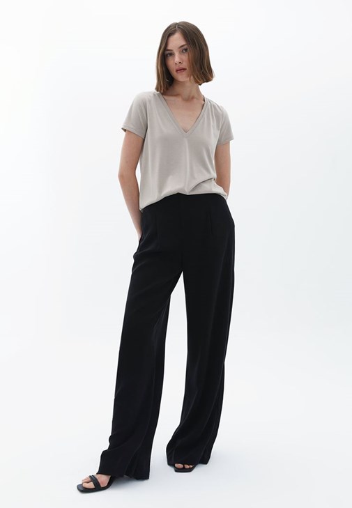 V Yaka Tişört ve Bol Paça Pantolon Kombini