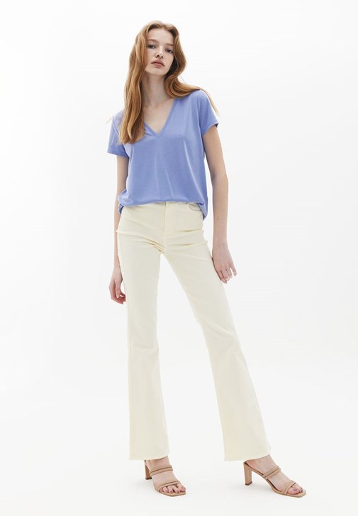 V Yaka Tişört ve Bootcut Pantolon Kombini