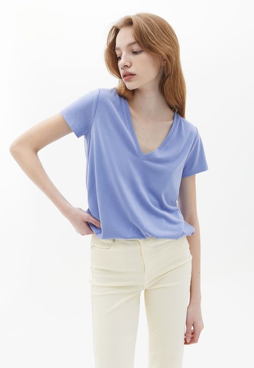 V Yaka Tişört ve Bootcut Pantolon Kombini