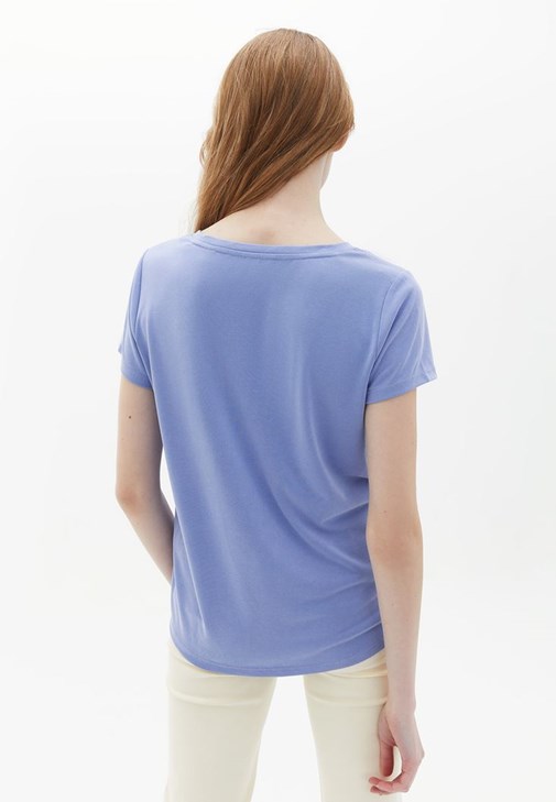 V Yaka Tişört ve Bootcut Pantolon Kombini