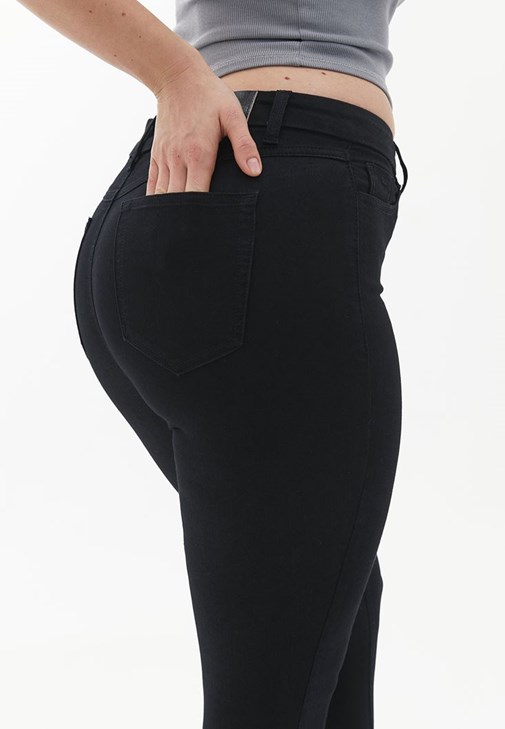Denim Pantolon ve Atlet Kombini