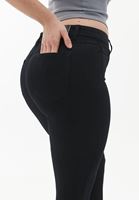 Denim Pantolon ve Atlet Kombini
