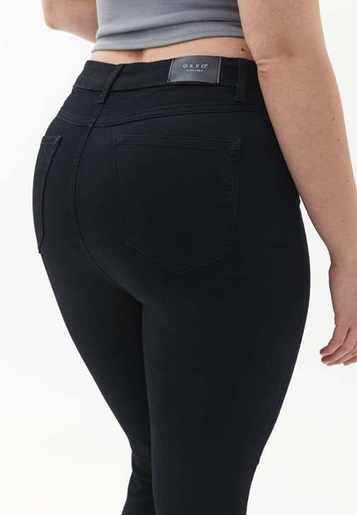 Denim Pantolon ve Atlet Kombini