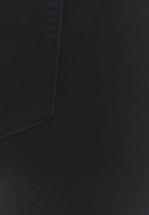 Denim Pantolon ve Atlet Kombini