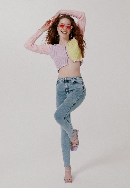 Skinny Pantolon ve Crop Yelek Kombini
