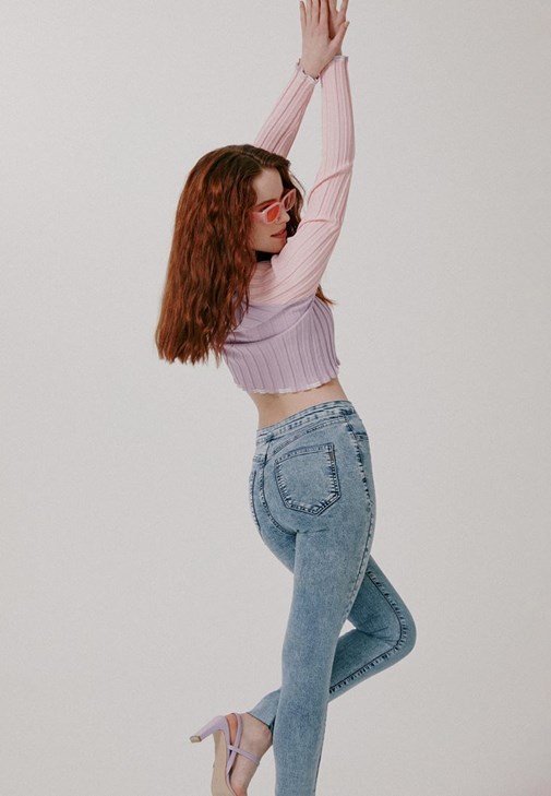 Skinny Pantolon ve Crop Yelek Kombini