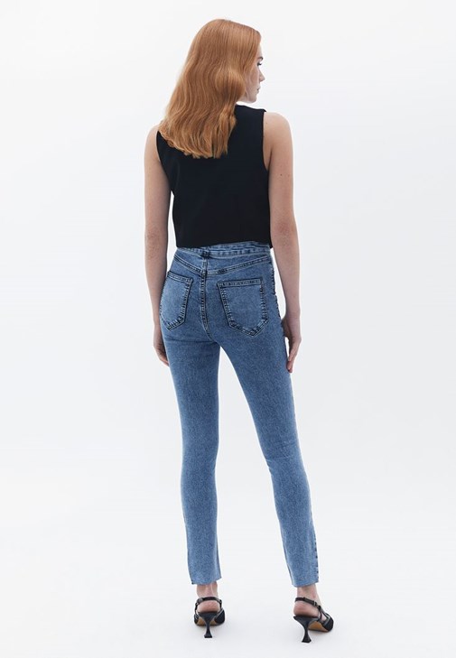 Skinny Pantolon ve Crop Yelek Kombini