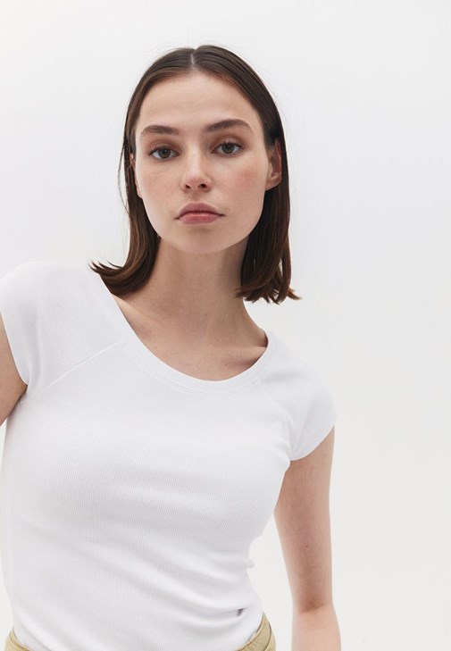 Bot Yaka Tişört ve Baggy-Fit Pantolon Kombini