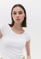 Bot Yaka Tişört ve Baggy-Fit Pantolon Kombini