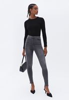 Tişört ve Skinny-Fit Pantolon Kombini