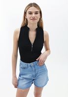 Fermuarlı Atlet ve Denim Şort Kombini