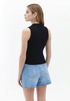 Fermuarlı Atlet ve Denim Şort Kombini