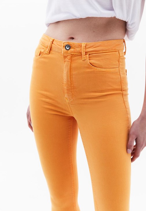 Cut-Out Detaylı Tişört ve Skinny-Fit Pantolon Kombini