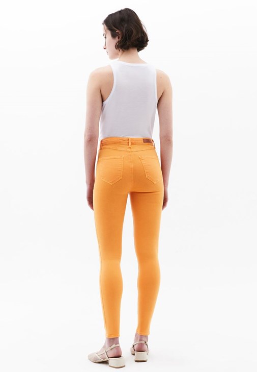 Cut-Out Detaylı Tişört ve Skinny-Fit Pantolon Kombini