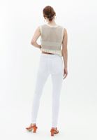 Skinny-Fit Pantolon ve Ajurlu Kazak Kombini