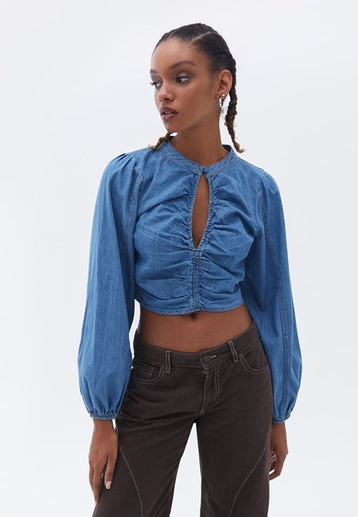 Denim Bluz ve Mom-Fit Pantolon Kombini