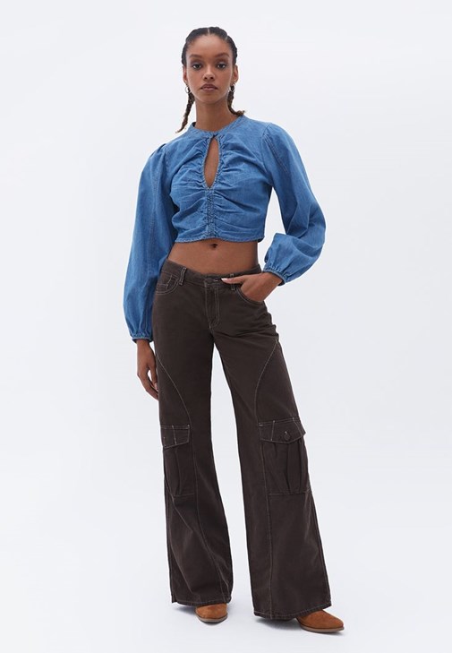 Denim Bluz ve Mom-Fit Pantolon Kombini