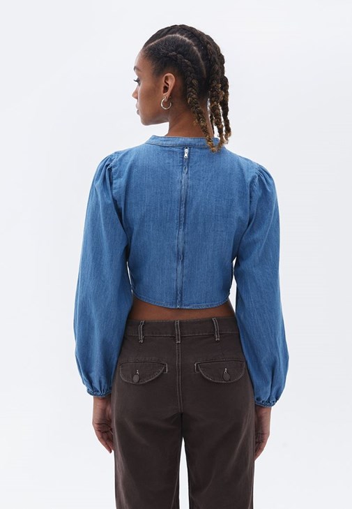 Denim Bluz ve Mom-Fit Pantolon Kombini