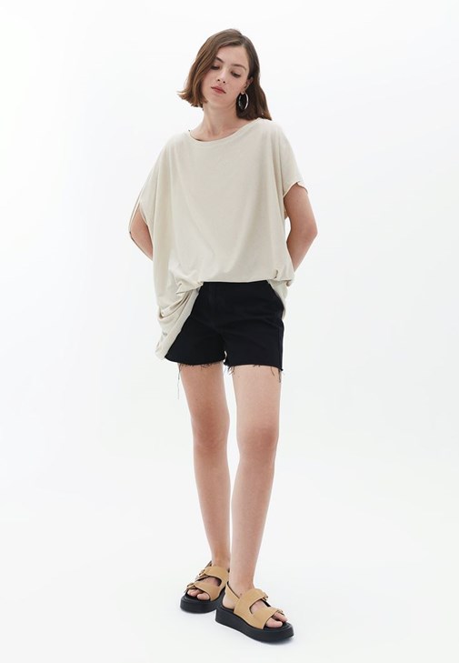 Modal Tişört ve Denim Şort Kombini