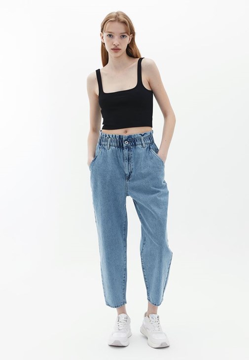 Yüksek Bel Denim Pantolon ve Crop Atlet Kombini