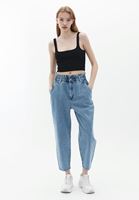 Yüksek Bel Denim Pantolon ve Crop Atlet Kombini