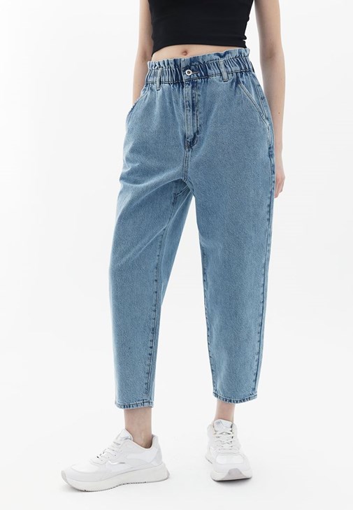 Yüksek Bel Denim Pantolon ve Crop Atlet Kombini