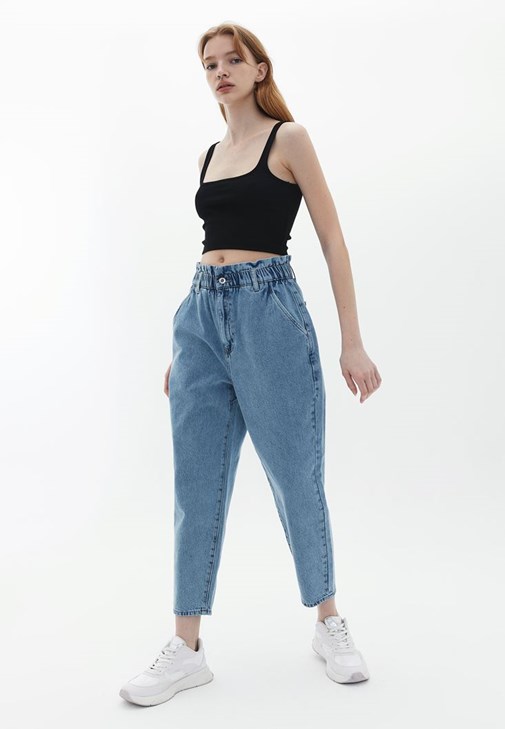 Yüksek Bel Denim Pantolon ve Crop Atlet Kombini