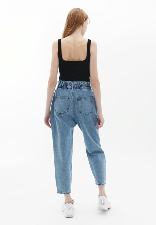 Yüksek Bel Denim Pantolon ve Crop Atlet Kombini