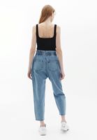 Yüksek Bel Denim Pantolon ve Crop Atlet Kombini