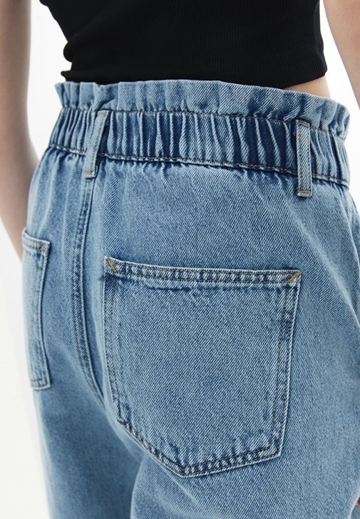 Yüksek Bel Denim Pantolon ve Crop Atlet Kombini