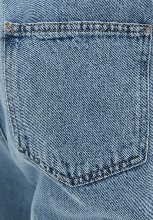 Yüksek Bel Denim Pantolon ve Crop Atlet Kombini