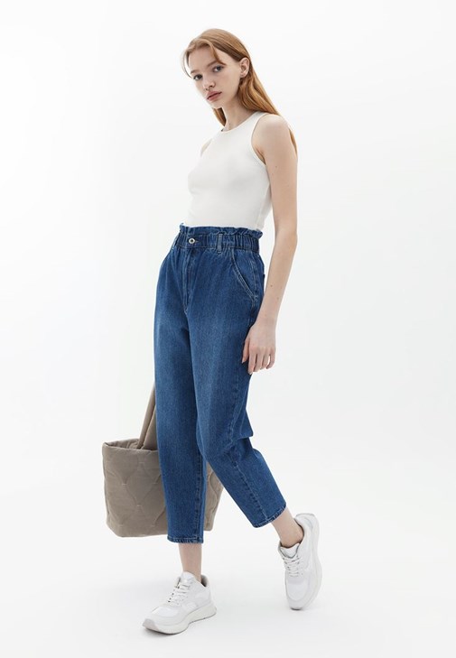  Baggy-Fit Denim Pantolon ve Atlet Kombini