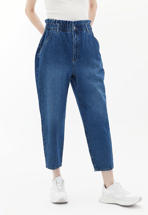 Baggy-Fit Denim Pantolon ve Atlet Kombini
