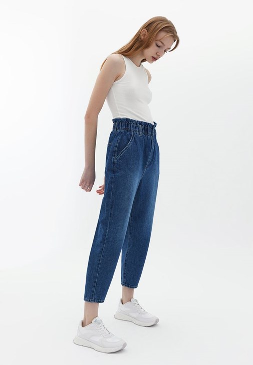  Baggy-Fit Denim Pantolon ve Atlet Kombini