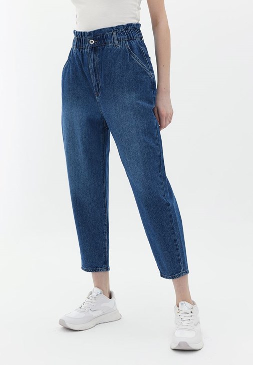  Baggy-Fit Denim Pantolon ve Atlet Kombini